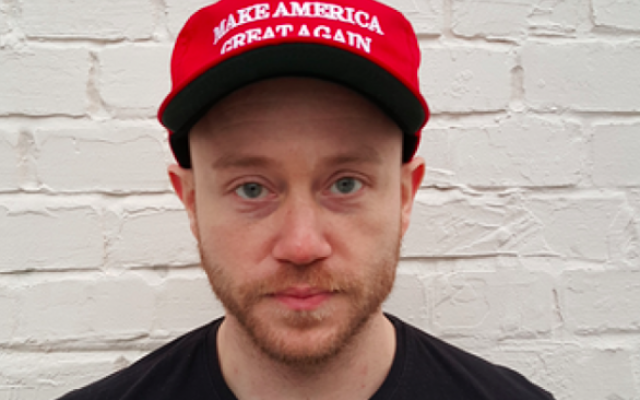 Andrew Anglin, qui dirige le site Internet néo-nazi The Daily Stormer, portant un chapeau pro-Donald Trump après avoir approuvé le leader républicain (Crédit : Wikipedia / BFG101 / CC BY SA-4.0)
