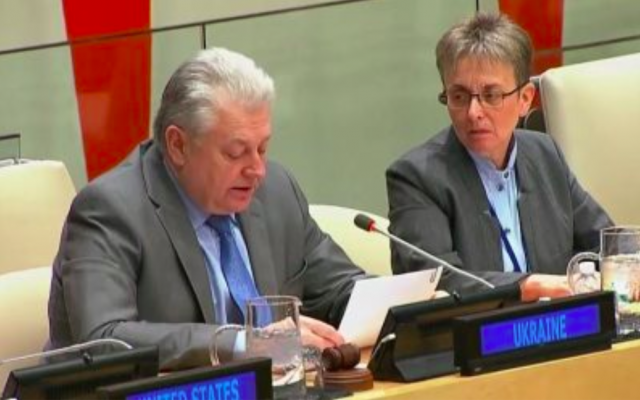 Leah Goldin, la mère de Hadar Goldin, soldat de Tsahal, assise aux côtés de Volodymyr Yelchenko, ambassadeur de l'Ukraine auprès de l'ONU, au siège des Nations unies, à New York, le 22 décembre 2017 (Crédit : capture d'écran de l'ONU Web TV) Leah Goldin, la mère de Hadar Goldin, soldat de Tsahal, assise aux côtés de Volodymyr Yelchenko, ambassadeur de l'Ukraine auprès de l'ONU, au siège des Nations unies, à New York, le 22 décembre 2017 (Crédit : capture d'écran de l'ONU Web TV)