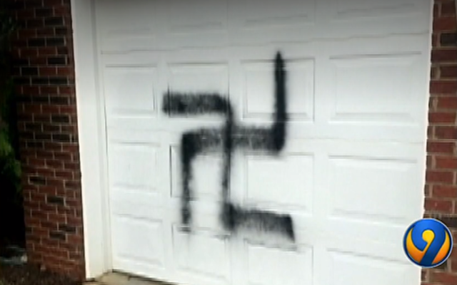 Une croix gammée peinte sur le garage d'une famille juive à proximité de Charlotte, en Caroline du nord, en décembre 2017 (Capture d'écran : WSOCTV) Une croix gammée peinte sur le garage d'une famille juive à proximité de Charlotte, en Caroline du nord, en décembre 2017 (Capture d'écran : WSOCTV)