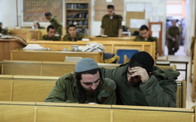 Archives. Des soldats israéliens de la brigade Nahal Haredi étudient à la base militaire Peles (Crédit : Yaakov Naumi/Flash90) Archives. Des soldats israéliens de la brigade Nahal Haredi étudient à la base militaire Peles (Crédit : Yaakov Naumi/Flash90)