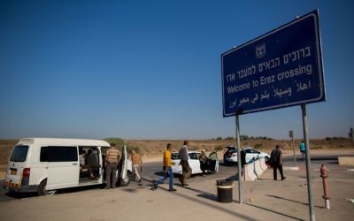 Des Palestiniens quittent Gaza pour se rendre en Israël via le point de passage Erez, le 3 septembre 2015. (Crédit : Yonatan Sindel/Flash90) Des Palestiniens quittent Gaza pour se rendre en Israël via le point de passage Erez, le 3 septembre 2015. (Crédit : Yonatan Sindel/Flash90)