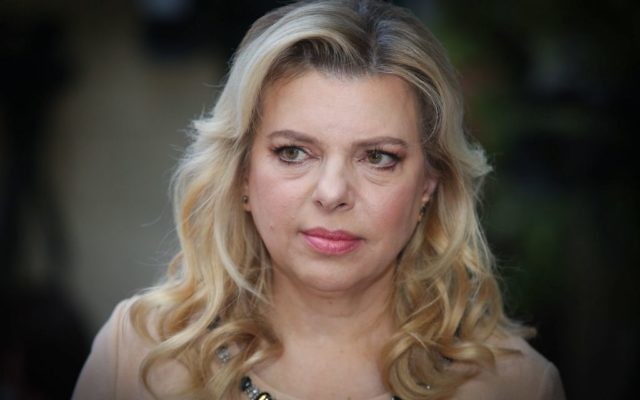 L'épouse du Premier ministre Benjamin Netanyahu, Sara Netanyahu, à la résidence du Premier ministre à Jérusalem, le 13 octobre 2016 (Crédit : Marc Israel Sellem / Pool / Flash90) L'épouse du Premier ministre Benjamin Netanyahu, Sara Netanyahu, à la résidence du Premier ministre à Jérusalem, le 13 octobre 2016 (Crédit : Marc Israel Sellem / Pool / Flash90)