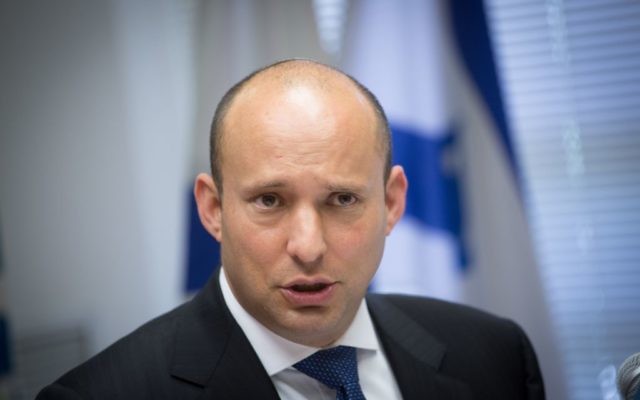 Le ministre de l'Education et chef du parti HaBayit HaYehudi Naftali Bennett lors d'une réunion hebdomadaire de sa faction à la Knesset, le 15 janvier 2017 (Crédit :  Miriam Alster/Flash90)