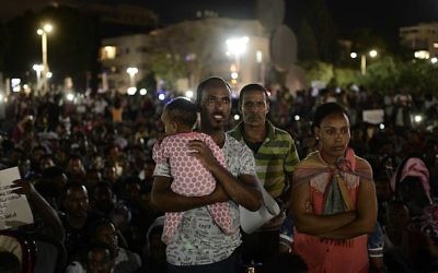 Des migrants africains participent à une manifestation à Tel Aviv le 10 juin 2017 contre la "Loi de dépôt", qui exige qu'ils déposent 20 % de leur salaire dans un fonds qu'ils ne peuvent récupérer qu'après leur départ du pays. (Tomer Neuberg/Flash90)