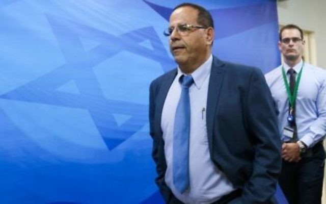 Le ministre des Communications, Ayoub Kara, arrive à la réunion hebdomadaire du cabinet du Premier ministre à Jérusalem le 11 juin 2017.