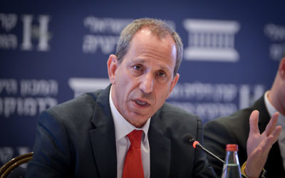 Le chef de l'Autorité des titres israélienne Shmuel Hauser lors d'une conférence à Jérusalem le 19 juin 2017 (Crédit : Yossi Zeliger/Flash90) Le chef de l'Autorité des titres israélienne Shmuel Hauser lors d'une conférence à Jérusalem le 19 juin 2017 (Crédit : Yossi Zeliger/Flash90)