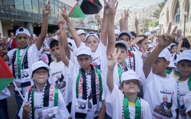 Des enfants palestiniens participent à un rassemblement pour la mosquée Al-Aqsa et pour le président de l'Autorité palestinienne Mahmoud Abbas dans la ville de Naplouse en Cisjordanie, le 1er août 2017 (Crédit : Nasser Ishtayeh / Flash90)