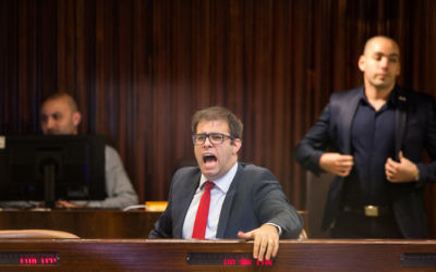 Le parlementaire du Likud Oren Hazan réagissant lors d'une session plénière à la Knesset, le 27 novembre 2017 (Crédit : Hadas Parush/Flash90)