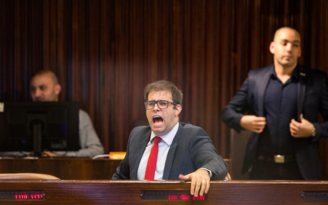 Le parlementaire du Likud Oren Hazan réagissant lors d'une session plénière à la Knesset, le 27 novembre 2017 (Crédit : Hadas Parush/Flash90) Le parlementaire du Likud Oren Hazan réagissant lors d'une session plénière à la Knesset, le 27 novembre 2017 (Crédit : Hadas Parush/Flash90)