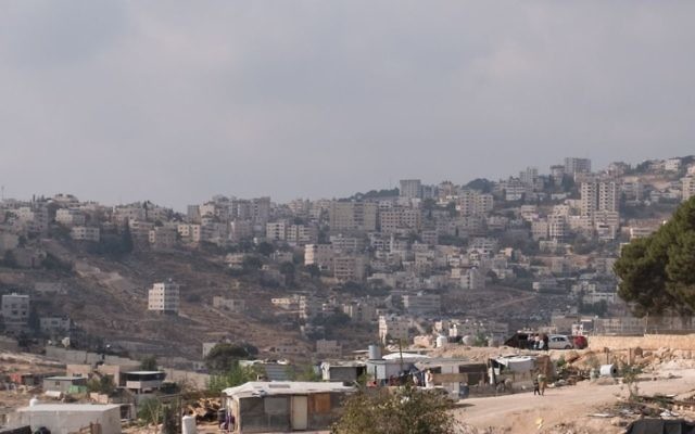 Une vue de la ville palestinienne d'Eizariya, le 27 novembre 2017 (Crédit : Yaniv Nadav/Flash90)