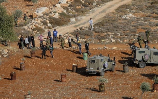 Des résidents d'implantation israéliens et des Palestiniens s'affrontent dans le nord de la Cisjordanie, le 30 novembre 2017 (Crédit : Nasser Ishtayeh/Flash90))