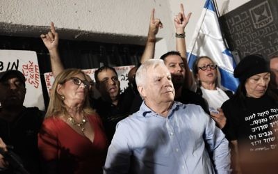 Amiram Levin (C) à un rassemblement anti-corruption à Tel Aviv le 2 décembre 2017. (Crédit : Tomer Neuberg/Flash90) Amiram Levin (C) à un rassemblement anti-corruption à Tel Aviv le 2 décembre 2017. (Crédit : Tomer Neuberg/Flash90)