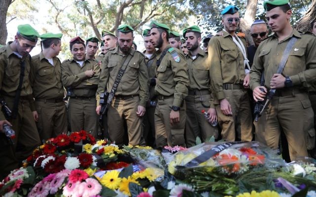 Des centaines de personnes assistent à l'enterrement du soldat Ron Kokia, 19 ans, au cimetière miliaire de Kiryat Shaul, à Tel Aviv, le 3 décembre 2017. (Crédit : Miriam Alster/Flash90) Des centaines de personnes assistent à l'enterrement du soldat Ron Kokia, 19 ans, au cimetière miliaire de Kiryat Shaul, à Tel Aviv, le 3 décembre 2017. (Crédit : Miriam Alster/Flash90)