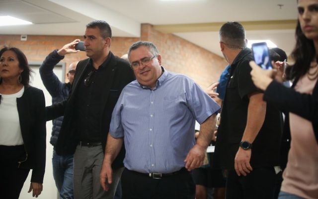 Le député et chef de la coalition du parti du Likud David Bitan, au centre, lors de son arrivée à la Knesset à Jérusalem, le 4 décembre 2017 (Crédit : Flash90)