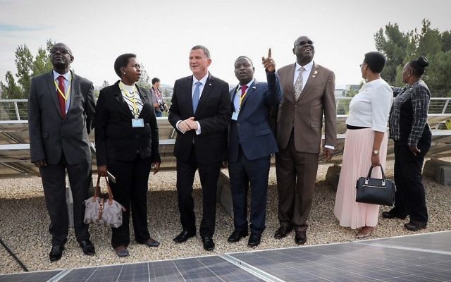 Le président de la Knesset, Yuli Edelstein (3g) avec sept parlementaires de pays africains lors d'une visite des panneaux solaires installés sur le toit de la Knesset à Jérusalem, le 5 décembre 2017. (Crédit : Issac Harari / Flash90)