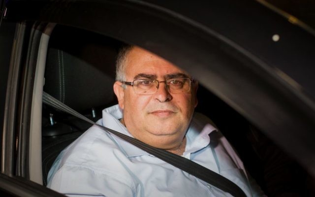 Le chef de la coalition et député du parti du Likud, David Bitan, quitte l'unité anti-corruption du Lahav 433 de la police israélienne le 10 décembre 2017 (Crédit : Roy Alima/Flash90)