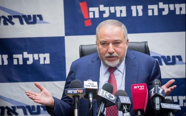 Avigdor Liberman à une réunion de son parti Yisrael Beytenu, le 11 décembre 2017. (Crédit : Yonatan Sindel/Flash90)