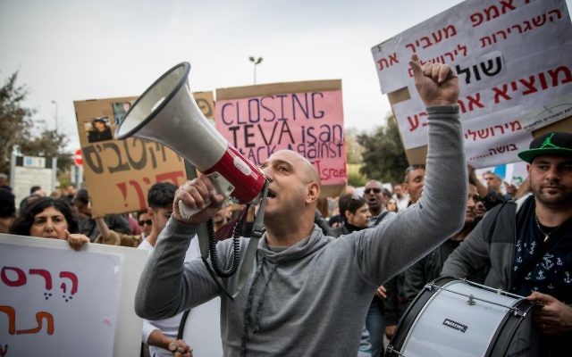 Les employés de Teva protestent à l'entrée du ministère des Finances à Jérusalem, le 18 décembre 2017 (Crédit : Yonatan Sindel/Flash90) Les employés de Teva protestent à l'entrée du ministère des Finances à Jérusalem, le 18 décembre 2017 (Crédit : Yonatan Sindel/Flash90)