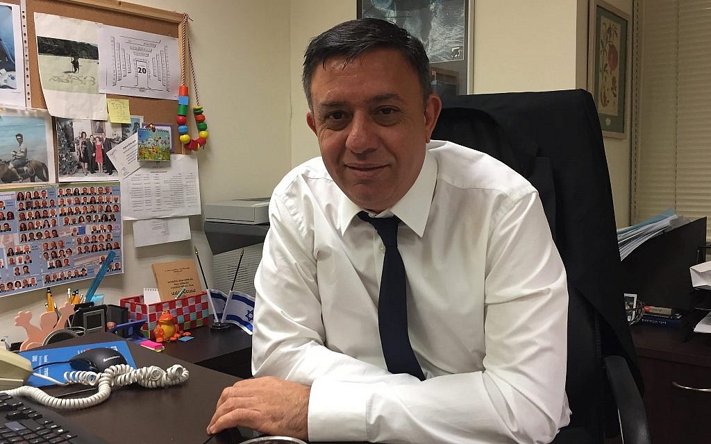 Le président du part Travailliste Avi Gabbay dans son bureau de la Knesset, le 25 décembre 2017 (Crédit : Equipe du Times of Israel)