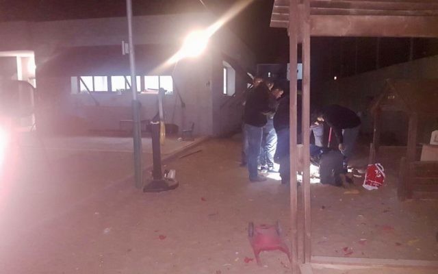La police a trouvé une roquette lancée par Gaza à l'intérieur d'un jardin d'enfants dans la ville israélienne de Sdérot, dans le sud du pays, le 9 décembre 2017 (Crédit : Police israélienne)
