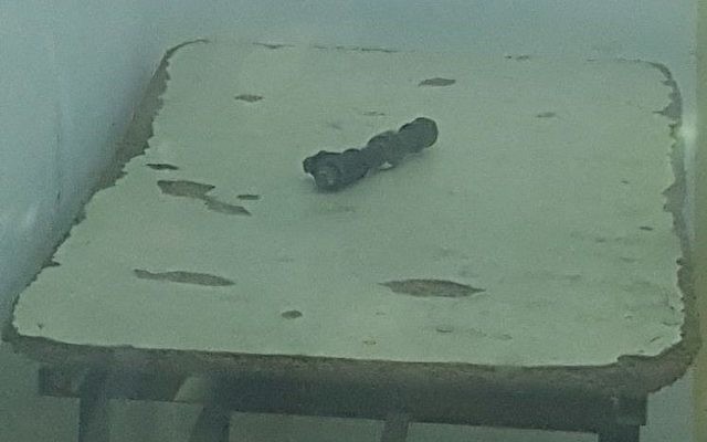 La photo d'un engin dispositif présumé qui aurait été découvert accroché à un Palestinien par des agents de la police des frontières aux abords du tribunal militaire de Samarie en Cisjordanie, le 17 décembre 2017 (Crédit : Porte-parole de la police) La photo d'un engin dispositif présumé qui aurait été découvert accroché à un Palestinien par des agents de la police des frontières aux abords du tribunal militaire de Samarie en Cisjordanie, le 17 décembre 2017 (Crédit : Porte-parole de la police)