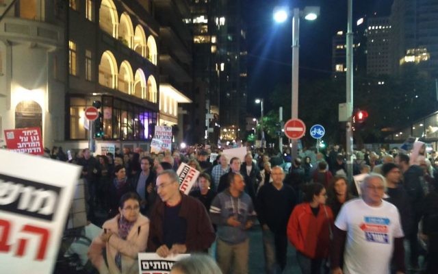 Des milliers de personnes défilent à Tel Aviv pour protester contre le Premier ministre Benjamin Netanyahu impliqué dans deux enquêtes de corruption, le 16 décembre 2017 (Crédit : Raoul Wootliff / Times of Israel)