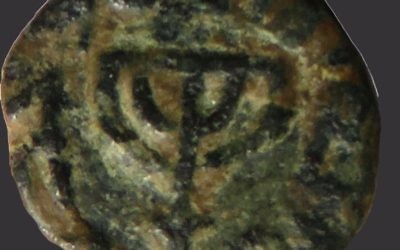 Au centre d'une pièce musulmane frappée à Jérusalem de la période des Omeyyades, au 8ème siècle, une ménorah à cinq branches. D'un côté, l'inscription "il n'y a d'autre Dieu qu'Allah". De l'autre, l'inscription en Arabe "Mahomet est le messager de Dieu". (Autorisation : Assaf Avraham)