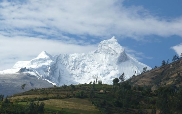 La chaîne de montagnes la cordillère BLanche au Pérou (Crédit : Wikipedia / Clarquitecto / CC BY)
