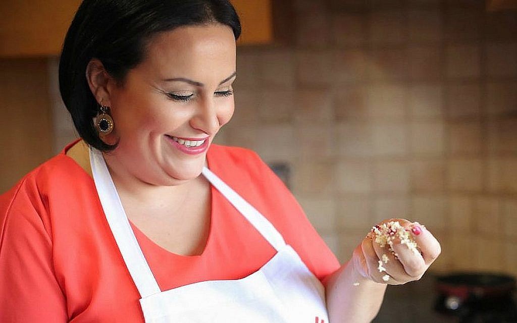 Nof Atamna-Ismaeel, la première lauréate aabe israélienne de MasterChef Israel, rassemble Juifs, Musulmans et Chrétiens au festival A-Sham. (Crédit : (Ehab Shukha, via JTA)