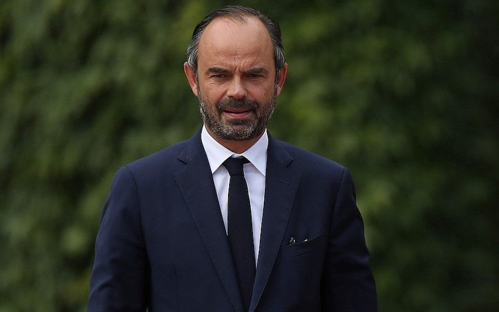 Le Premier ministre français Edouard Philippe se préparant à passer en revue la garde d'honneur lors de son arrivée à la chancellerie allemande à Berlin, le 15 septembre 2017 (Crédit : Sean Gallup/Getty Images)