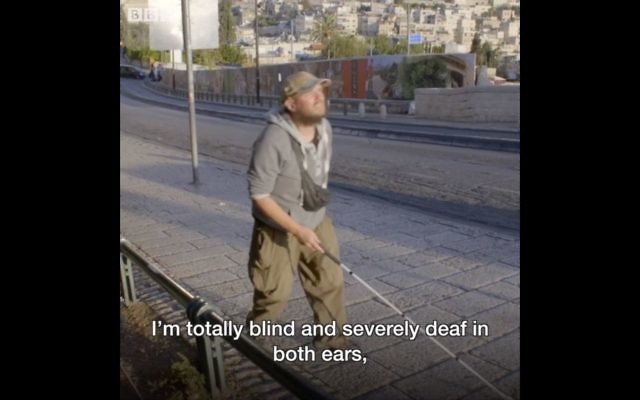 Tony Giles, le globe-trotteur britannique aveugle et malentendant, en Israël. (Crédit : Capture d'écran BBC via Facebook) Tony Giles, le globe-trotteur britannique aveugle et malentendant, en Israël. (Crédit : Capture d'écran BBC via Facebook)