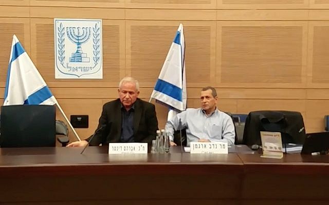 Le chef de l'agence de sécurité du Shin Bet, Nadav Argaman, (d), prend la parole devant la commission des Affaires étrangères et de la Défense de la Knesset, présidée par le député du Likud Avi Dichter, (g), le 24 décembre 2017. (Crédit : capture d'écran) Le chef de l'agence de sécurité du Shin Bet, Nadav Argaman, (d), prend la parole devant la commission des Affaires étrangères et de la Défense de la Knesset, présidée par le député du Likud Avi Dichter, (g), le 24 décembre 2017. (Crédit : capture d'écran)