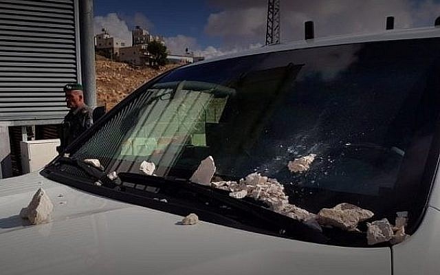 Le véhicule du ministre de la Sécurité publique Gilad Erdan, qui a été lapidé dans la ville palestinienne d'Abu Dis le 25 décembre 2017. (Crédit : autorisation)