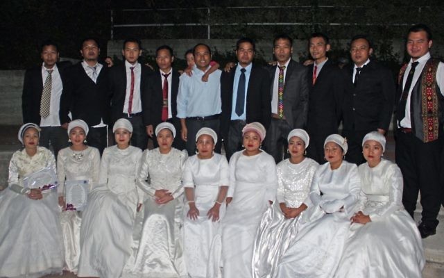 Neuf couples issus de la communautés des Bnei Menashe se sont mariés au centre d'intégration de Kfar Hasidim, le 20 décembre 2017. (Crédit :Shlomo Haokip/Shavei Israel) Neuf couples issus de la communautés des Bnei Menashe se sont mariés au centre d'intégration de Kfar Hasidim, le 20 décembre 2017. (Crédit :Shlomo Haokip/Shavei Israel)