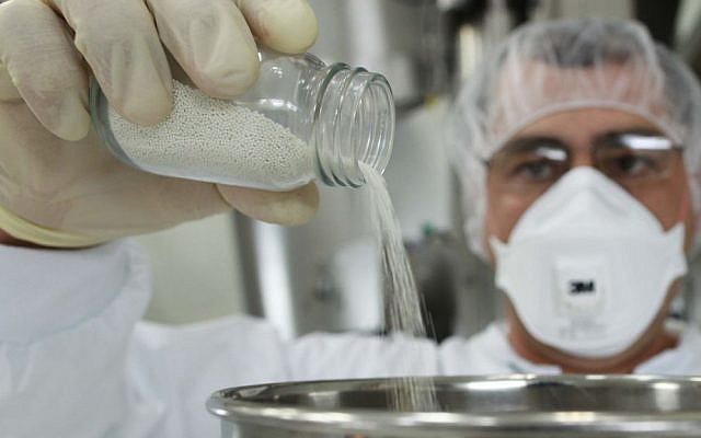 Dans un laboratoire de l'usine médicale de Teva à Har Hotzvim, à Jérusalem, le 15 mars 2010. (Crédit : Nati Shohat/Flash90) Dans un laboratoire de l'usine médicale de Teva à Har Hotzvim, à Jérusalem, le 15 mars 2010. (Crédit : Nati Shohat/Flash90)
