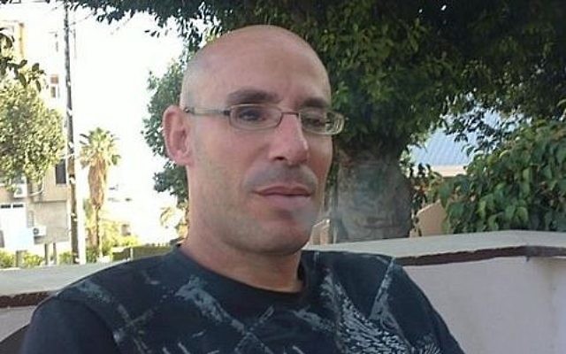 Asher Elmaliach, le gardien de sécurité attaqué au couteau aux abords de la gare routière de Jérusalem le 10 décembre 2017 (Crédit : Facebook) Asher Elmaliach, le gardien de sécurité attaqué au couteau aux abords de la gare routière de Jérusalem le 10 décembre 2017 (Crédit : Facebook)