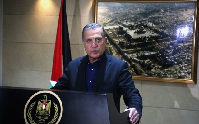 Nabil Abu Rudeinah, porte-parole de Mahmoud Abbas, lors d'une conférence de presse à Ramallah, en Cisjordanie, le 5 décembre, suite à un entretien téléphonique entre Abbas et le président américain Donald Trump. (Crédit : Flash90) Nabil Abu Rudeinah, porte-parole de Mahmoud Abbas, lors d'une conférence de presse à Ramallah, en Cisjordanie, le 5 décembre, suite à un entretien téléphonique entre Abbas et le président américain Donald Trump. (Crédit : Flash90)