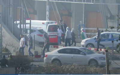Copie d'écran de la vidéo de l'armée montrant trois manifestants masqués sortir de l'ambulance du Croissant Rouge palestinien, le 11 décembre 2017