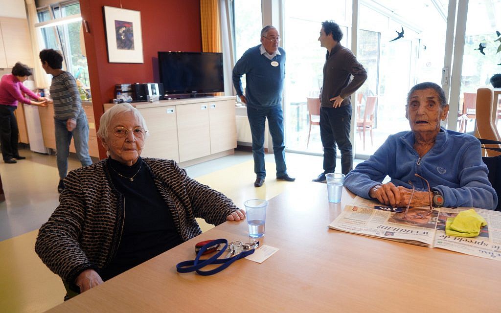 Henny Goudeketing, à gauche, et Anne van de Geest dans la salle principale de l'hospice juif Emmanuel à Amsterdam, le 1er novembre 2017. (Crédit : Cnaan Liphshiz / via JTA) Henny Goudeketing, à gauche, et Anne van de Geest dans la salle principale de l'hospice juif Emmanuel à Amsterdam, le 1er novembre 2017. (Crédit : Cnaan Liphshiz / via JTA)