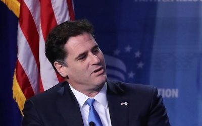 L'ambassadeur israélien aux Etats-Unis Ron Dermer parle à l'hôtel Omni Shoreham de Washington, DC, le 9 juin 2017 (Crédit : Mark Wilson/Getty Images via JTA)