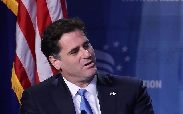 L'ambassadeur israélien aux Etats-Unis Ron Dermer parle à l'hôtel Omni Shoreham de Washington, DC, le 9 juin 2017 (Crédit : Mark Wilson/Getty Images via JTA)