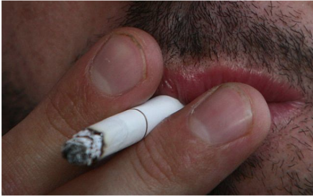 Un fumeur de cigarette (Orel Cohen/Flash90) Un fumeur de cigarette (Orel Cohen/Flash90)