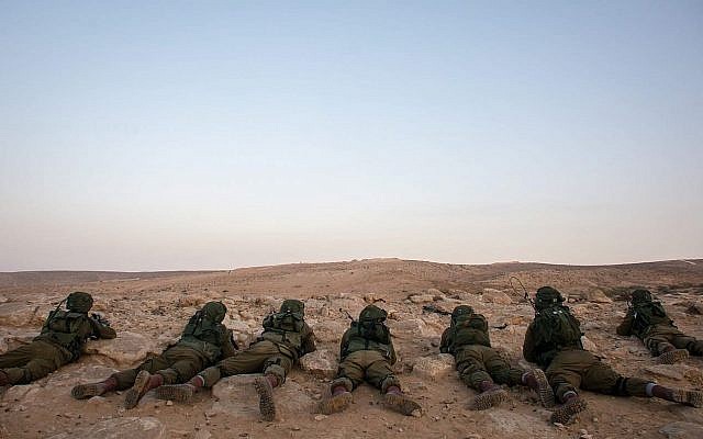 Des soldats du Bataillon de reconnaissance du désert de l'armée israélienne (Crédit : armée israélienne) Des soldats du Bataillon de reconnaissance du désert de l'armée israélienne (Crédit : armée israélienne)