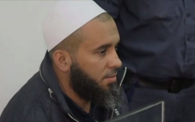Husam Jarushi, mafieux présumé accusé de complicité dans l’enquête concernant David Bitan, député du Likud, au tribunal le 4 décembre 2017 (capture d'écran : Hadashot)