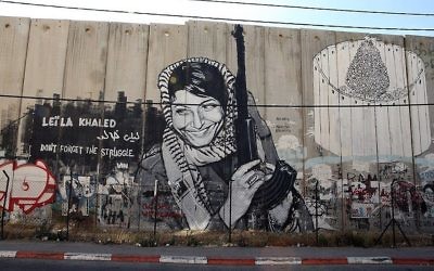 Fresque à l'effigie de Leila Khaled en Cisjordanie, le 16 juin 2013. (Crédit : Ian Walton/Getty Images via JTA)