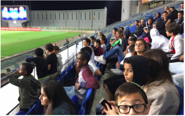 Des enfants de Bet Elazraki Children's Home et de Neve Michael Children's Village assistent au match de football Hapoel Raanana AFC contre Hapoel Tel Aviv FC. (Courtesy, Sharing Seats Israel) Des enfants de Bet Elazraki Children's Home et de Neve Michael Children's Village assistent au match de football Hapoel Raanana AFC contre Hapoel Tel Aviv FC. (Courtesy, Sharing Seats Israel)