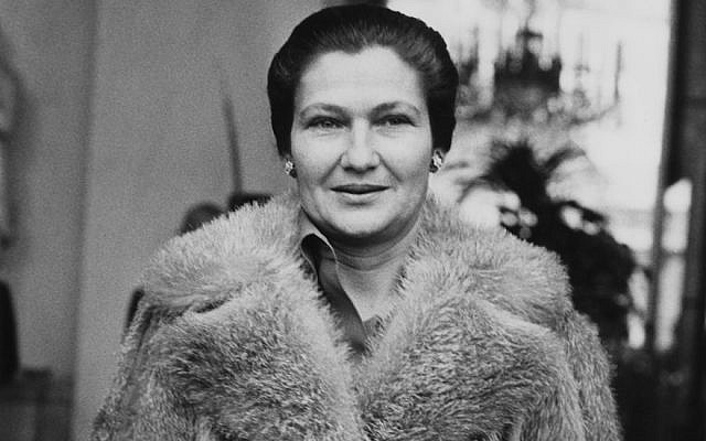 L'avocate et politicienne française Simone Veil devant l'Elysée à Paris, le 13 novembre 1974 (Keystone / Hulton Archive / Getty Images / JTA)