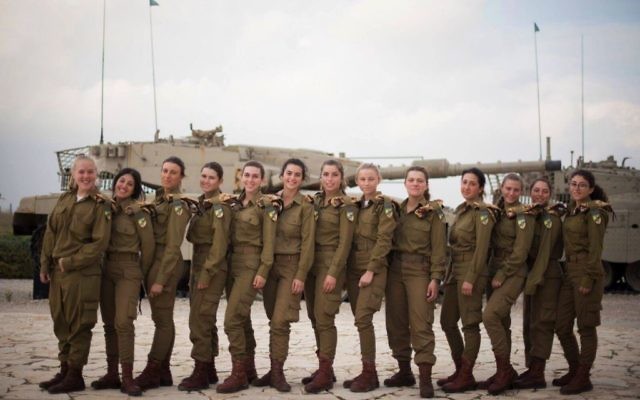 Les 13 premières tankistes femmes, au terme de leur entraînement, à Latrun, le 5 décembre 2017. (Crédit : Armée israélienne)