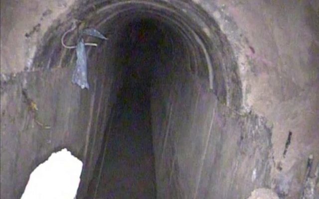Un tunnel d'attaque du Hamas qui entrait dans le territoire israélien et qui a été détruit par l'armée israélienne, le 10 décembre 2017 (Crédit : Armée israélienne)