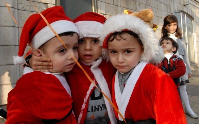 Des enfants arabo-israéliens participent à une célébration de Noël à la sortie de l'église de l'Annonciation dans la ville israélienne de Nazareth, au nord du pays, là où les chrétiens estiment que l'ange Gabriel a dit à Marie qu'elle allait donner naissance à Jésus-Christ. 24 décembre 2009. (Gili Yaari / FLASH90) Des enfants arabo-israéliens participent à une célébration de Noël à la sortie de l'église de l'Annonciation dans la ville israélienne de Nazareth, au nord du pays, là où les chrétiens estiment que l'ange Gabriel a dit à Marie qu'elle allait donner naissance à Jésus-Christ. 24 décembre 2009. (Gili Yaari / FLASH90)